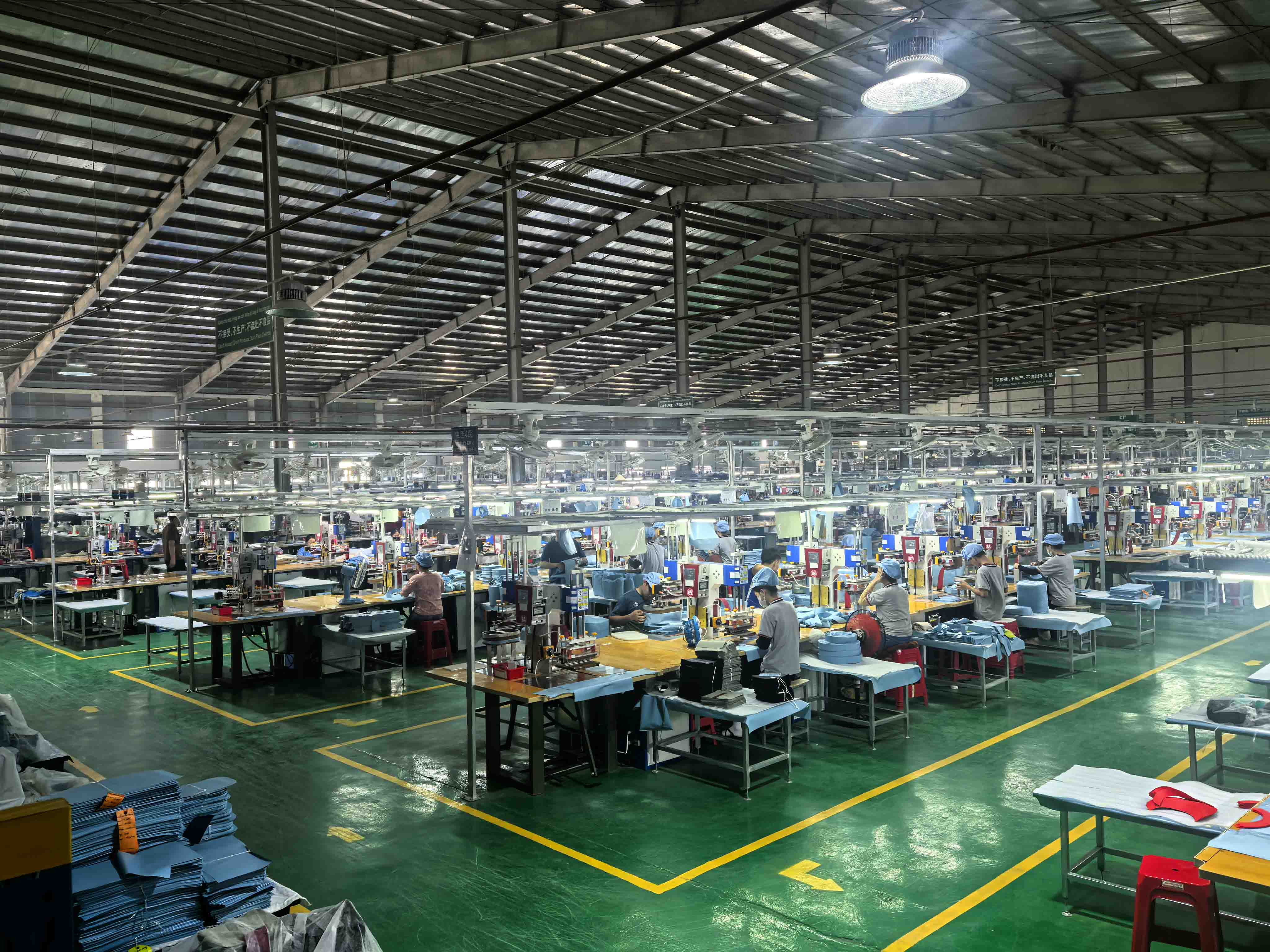 Βιετνάμ Soft Cooler Factory: Sealock's Ho Chi Minh City Production Line Βιετνάμ Soft Cooler Factory: Sealock's Ho Chi Minh City Production Line